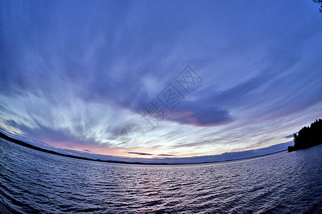 湖上深蓝色和橙色夜空中 鱼眼海浪反射橙子阴影居住海岸线蓝色戏剧性日落全景图片