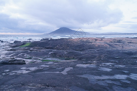 日落时的海洋海岸颜色薄雾蓝色支撑魔法地平线旅行水坑环境岩石图片