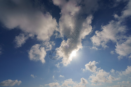 夏日的太阳在天空中图片