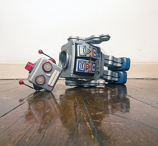 古老的机器人在旧木地板上失去头部玩具焦虑日子思考挑战压力愚昧头脑乐趣困惑图片