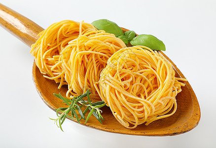 意大利长面条意面意大利面的捆包面条伴奏草本植物小菜食物黄色美食迷迭香背景
