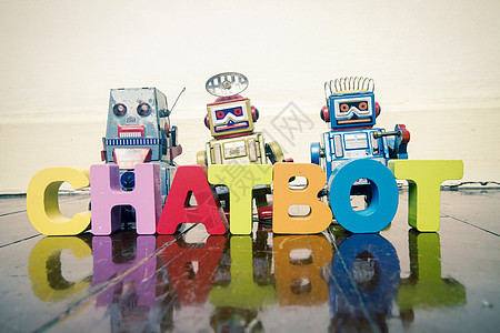 带有木制字母和复古玩具机器人 o 的 CHAT BOT 这个词反射人工智能代码网络媒体孩子教育智力创造力互联网图片