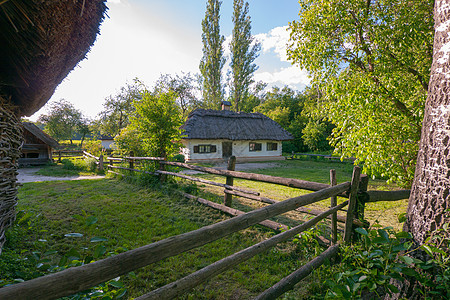 一座旧的农村房子 屋顶被吊死 站在院子里 用木棍长杆围着栅栏图片