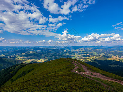 美丽的山岳风景 与明亮的蓝云天空相对抗 地平线上的山峰图片