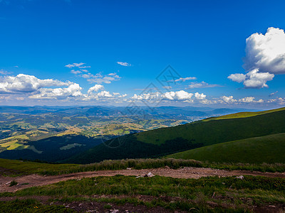 从高处到附近宽阔的山脉和蓝天空的景色风景图片