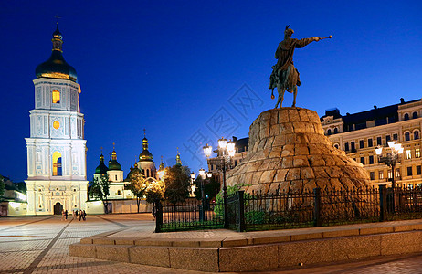 博格丹·赫梅尼茨基在索菲亚广场骑马的纪念碑图片