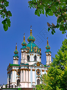 美丽的安德烈耶夫斯卡娅教堂 其绿宝石圆顶上装饰金色 靠近蓝天背景的花朵栗子 乌克兰基辅图片
