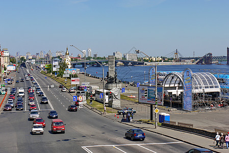 沿河岸的一大批汽车流 充满活力的城市风景图片