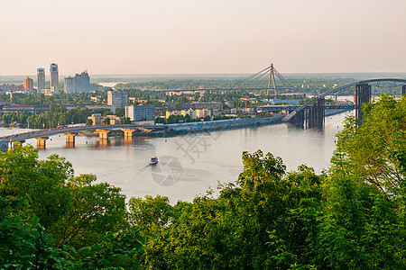 乌克兰基辅全景 Dnipro 北部 Podolsky和Metro三座桥梁图片