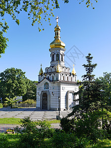 一个白色的小小教堂 树底有金圆顶的白小教堂图片