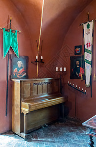 复古 钢琴角落里装饰着古老的钢琴 雕刻的烛台和伟人的肖像 这是过去时代的一部分背景