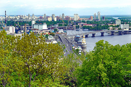乌克兰基辅Dnipro岸边多层建筑物和新建筑的城市全景 乌克兰基辅图片