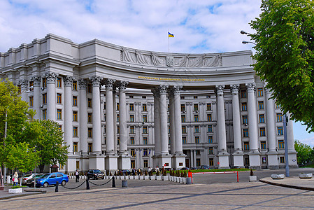 外交部大楼前的停车场和拍照的游客 通过一个被白色柱子踩踏的高拱门进入大楼图片