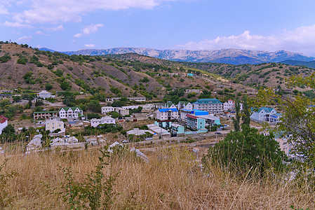 一座小城镇位于大山之间的低洼地带 面积不大图片