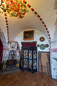 穆卡切沃·帕兰诺克城堡内一个有壁炉和天花板绘画的房间图片