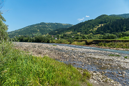 美丽乡村背景下的浅山河流风景如画图片