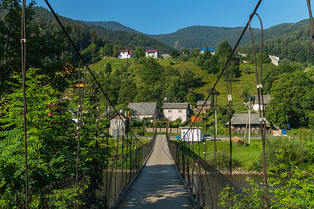 横渡一条快河 通往山上一个小乡村村的木桥被吊起来图片