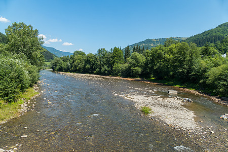 美丽的河流 在喀尔巴阡山脉中部的岸边有树木图片
