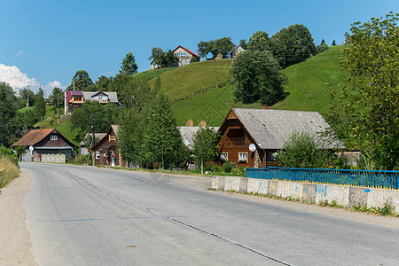 一条宽阔的沥青路 两边有大型漂亮的小屋和小型农村住房图片