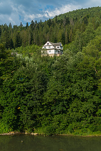 森林中三层房子 更常见的是在前方有山河的森林里图片