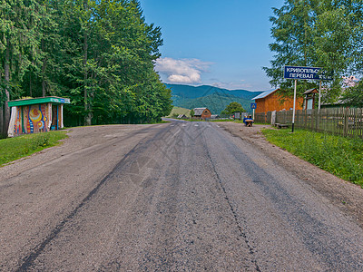 喀尔巴阡山Kryvopilsky口口路附近村庄停靠图片