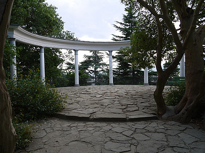 四面形观察平台用一块石块铺设成圆形观察平台 在边缘竖立宽阔的拱门和柱子图片