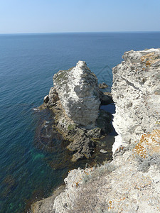 蓝色大海 有岩石 陡峭的河岸 其中一块石头破碎了图片