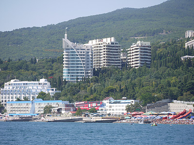 位于城市海滩背景的多层高楼酒店综合建筑群图片
