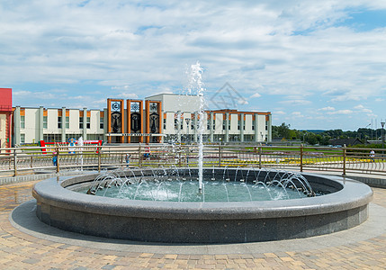 城市文化中心大楼附近广场上朴素的圆形喷泉图片