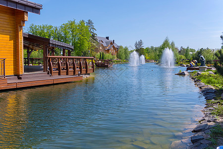 白水喷泉喷洒在木环附近的湖上图片