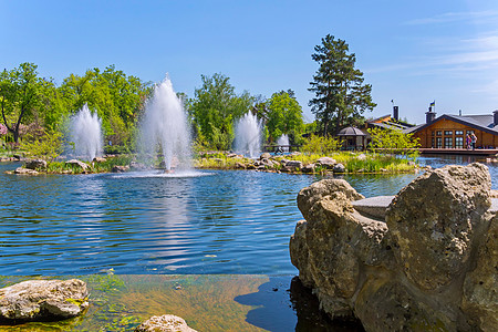 美丽的蓝湖的侧面景色 多处喷泉图片