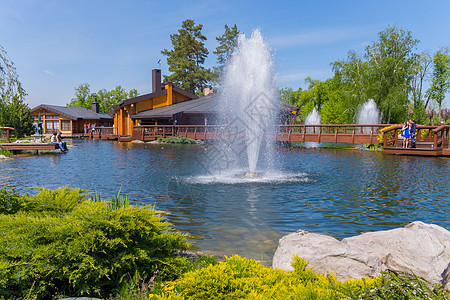 装饰池塘或带喷泉的湖泊 用于排泄的木制建筑图片