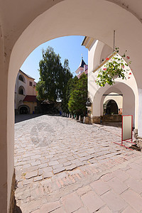 一个巨大的拱门 通向一个宽阔的地块的入口 用石头排成一排图片