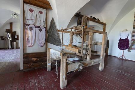 以粘胶服装和家居用品为背景的传统乌克兰织布机的博物馆展览图片