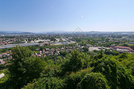 Mukachevo市屋顶的全景 来自Palanque城堡的观察塔; 位于Mukachevo市图片