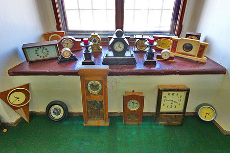 各种形状和拨号的古老手表 主要在木制情况下制作 用于查看博物馆窗帘和地板上的拉斯塔夫莱尼图片