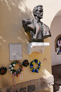 Mukacheve城堡中墙上的纪念碑被花圈装饰图片