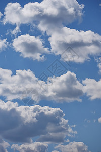 白光云收紧天空 在天空上留下印记 使天空像小牛一样露出图片