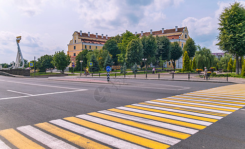 穿越繁忙城市街道的行人白色和黄黄色条纹;图片