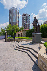 盖达尔·阿利耶夫纪念碑位于一座美丽的广场中央 背景是高大的现代住宅图片