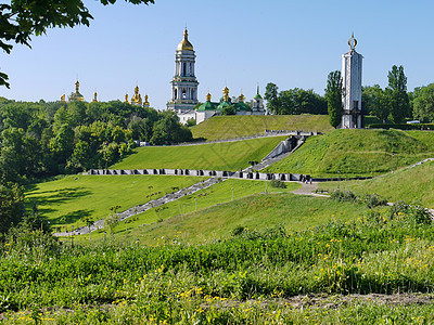 基辅-佩切斯克拉夫拉美丽的大教堂 带有金色和绿色圆顶图片