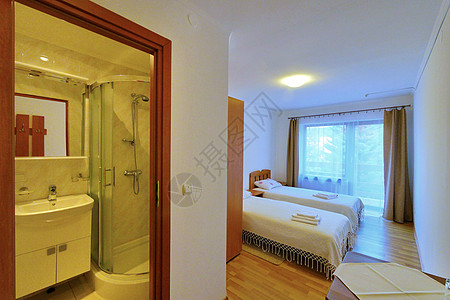 旅馆的双人房 床铺盖有白色床垫和镜子浴室 并进行现代翻修背景图片