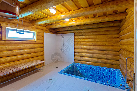 浴室的木制房用蓝色游泳池和淋浴来对比冷却图片