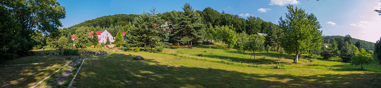 山酒店建筑群附近公园绿区风景的景象图片