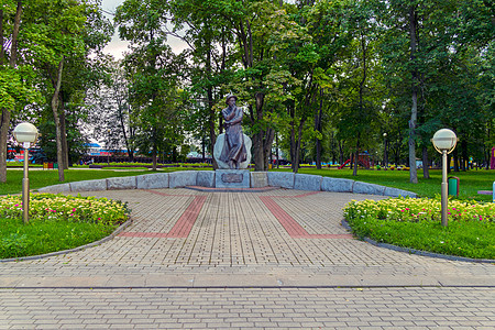公园中央的铜质纪念碑 两边有装饰花床和灯笼 )图片