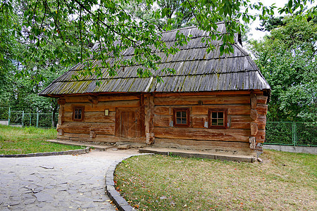 绿公园区背景上有木屋顶的老乌克林斯基老屋图片
