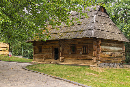 有木屋顶的传统乌克兰原木小屋图片