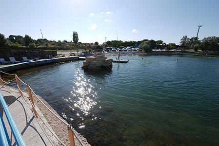 一个小型码头 在海滨有大块石头 水晶清水图片