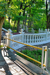 配有扶手的拖拉式楼梯 通往一个白色栅栏的大观视平台图片