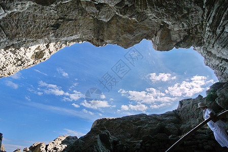 白云和岩石峡谷中蓝色天空的景象图片